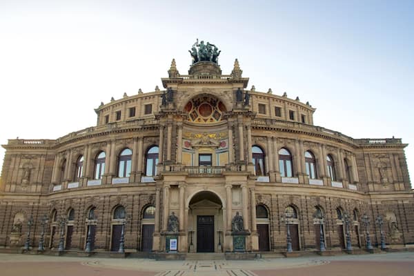 Semperoper welches beinhaltet Straßenszenen und Geschichtliches