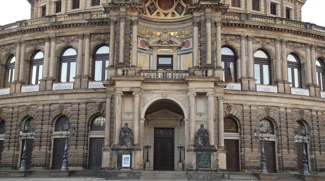 셈페르 오페라 하우스 을 특징 거리 풍경 과 문화유산 요소