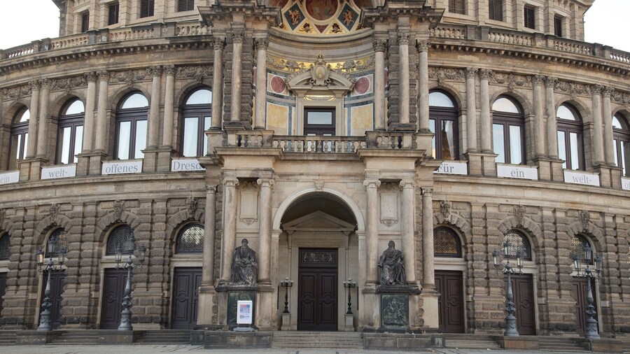 Ópera Semper que incluye escenas urbanas y elementos del patrimonio