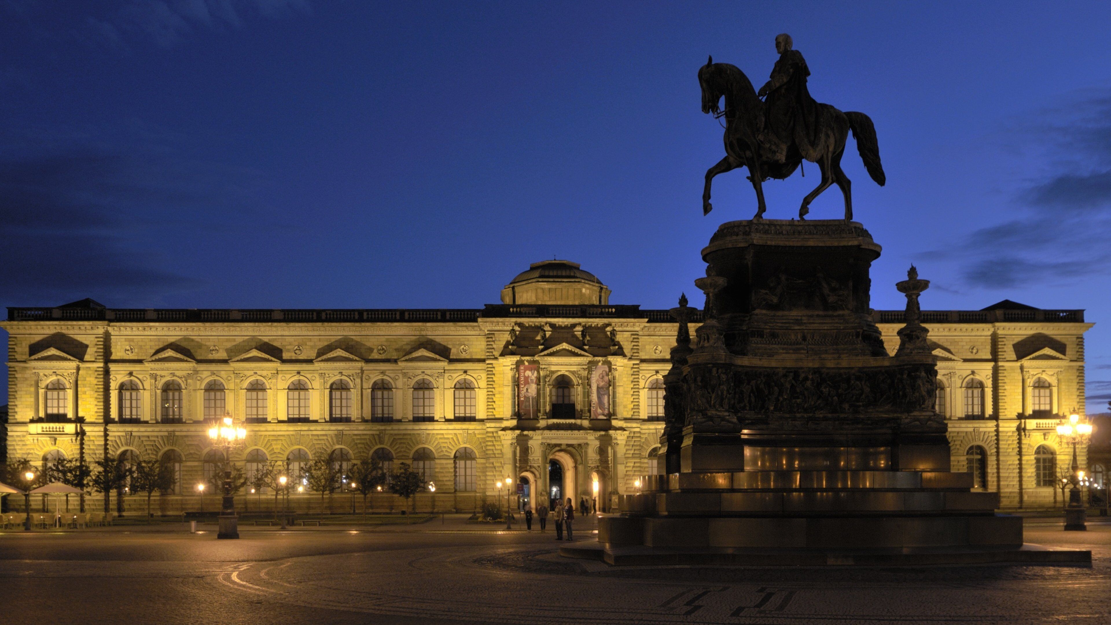 Theaterplatz mostrando uma praça ou plaza, cenas noturnas e uma estátua ou escultura