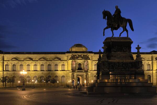 Theaterplatz das einen Platz oder Plaza, bei Nacht und Statue oder Skulptur