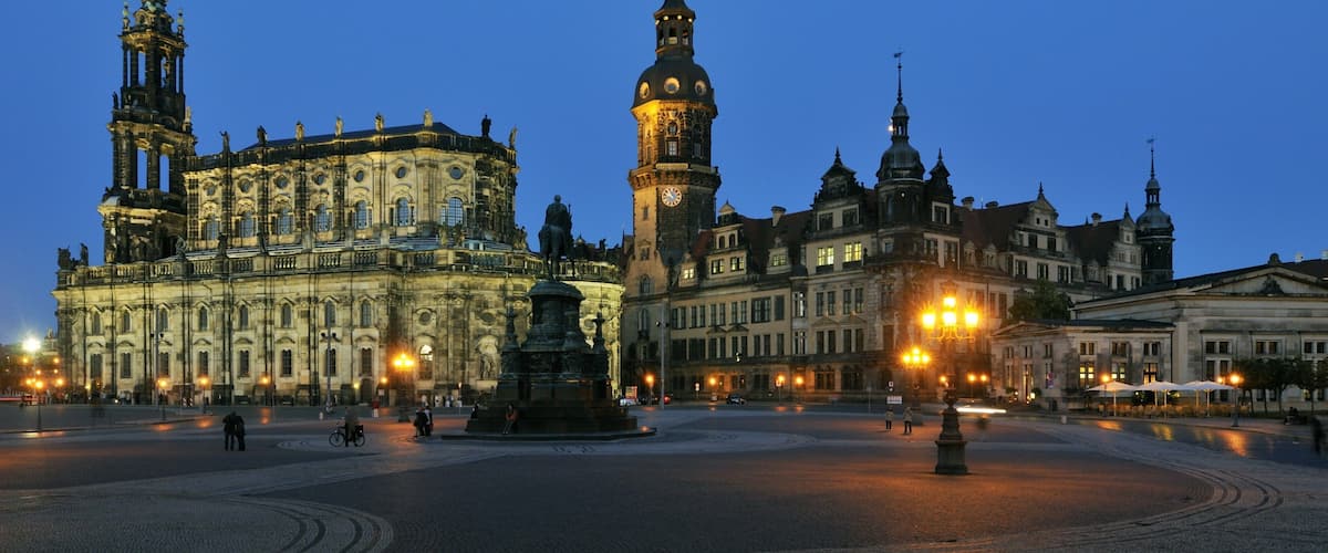 Theaterplatz ofreciendo escenas nocturnas y una plaza