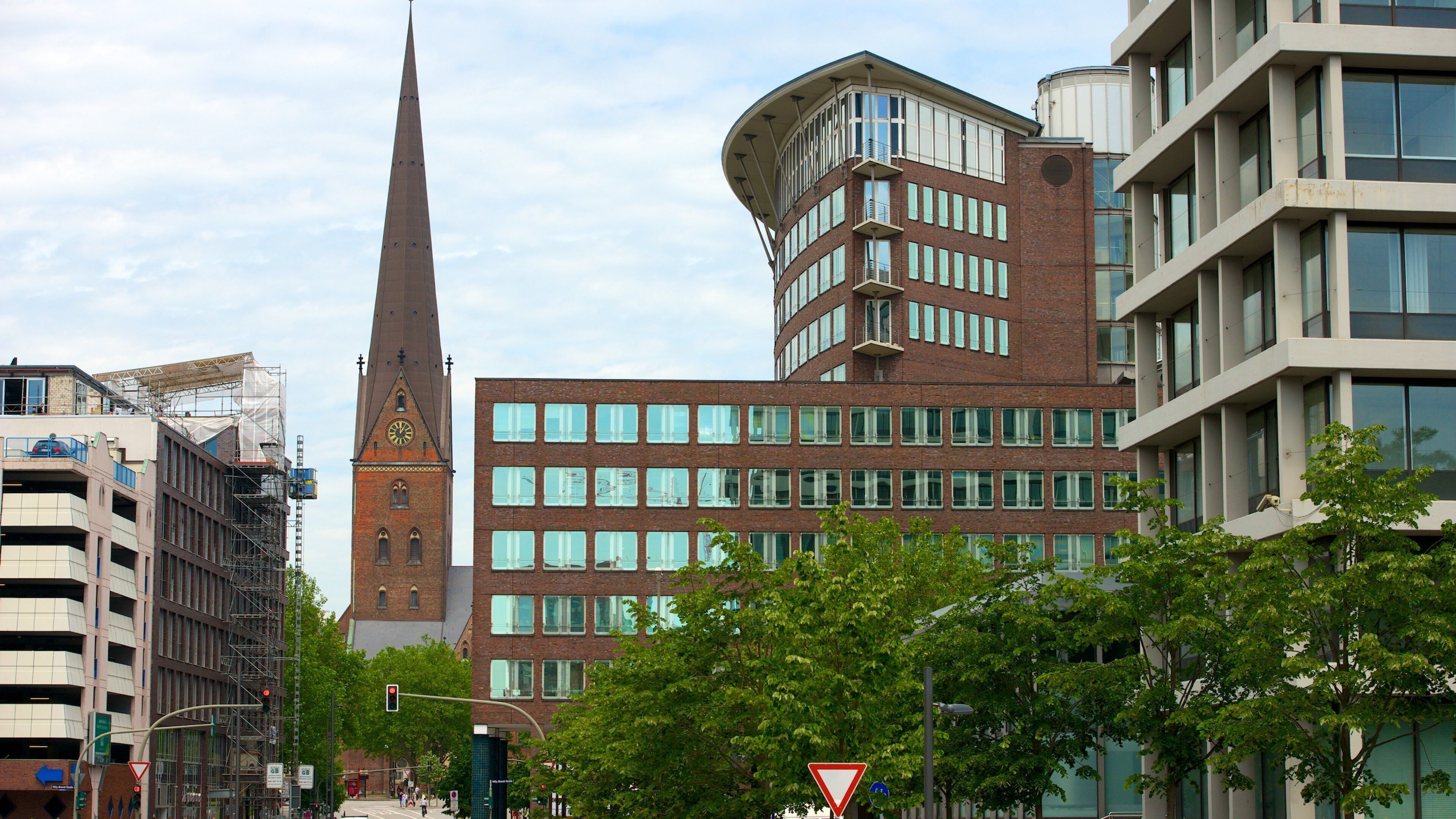 Iglesia de San Pedro ofreciendo una ciudad y una iglesia o catedral
