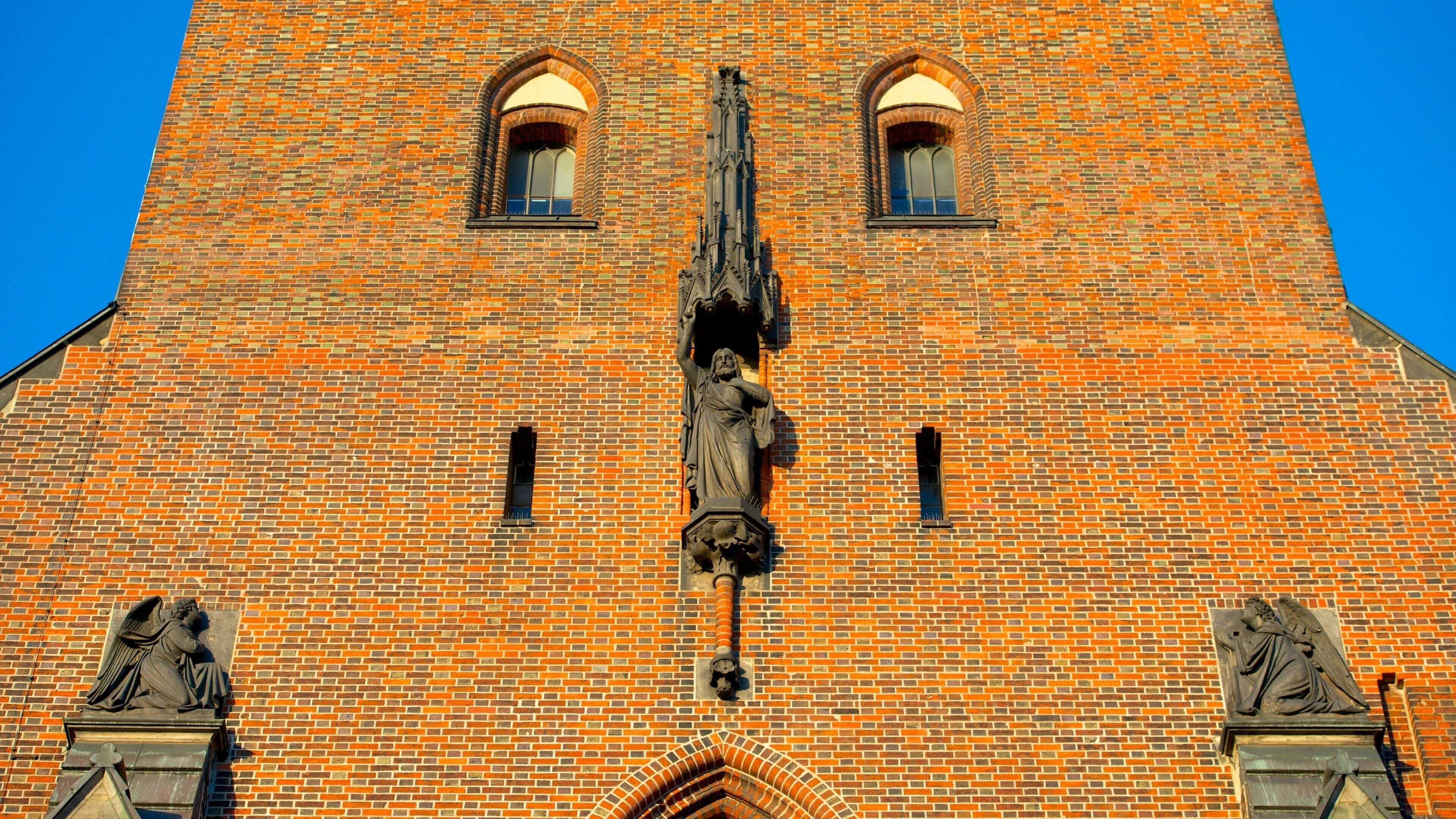 Eglise Saint-Pierre montrant église ou cathédrale, patrimoine architectural et éléments religieux
