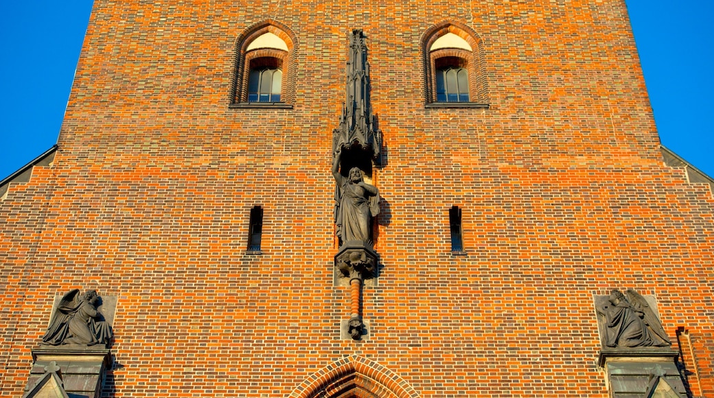 Eglise Saint-Pierre montrant église ou cathédrale, patrimoine architectural et éléments religieux