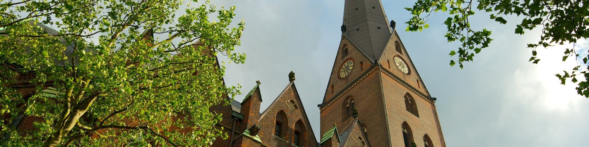 Igreja de São Pedro caracterizando arquitetura de patrimônio e uma igreja ou catedral