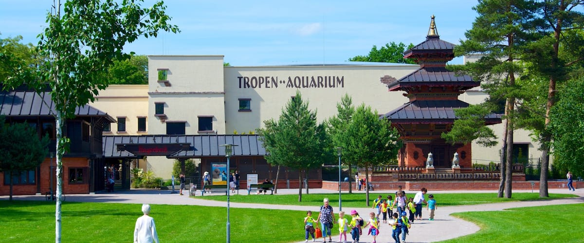 Zoológico de Hagenbeck mostrando sinalização e vida marinha assim como crianças