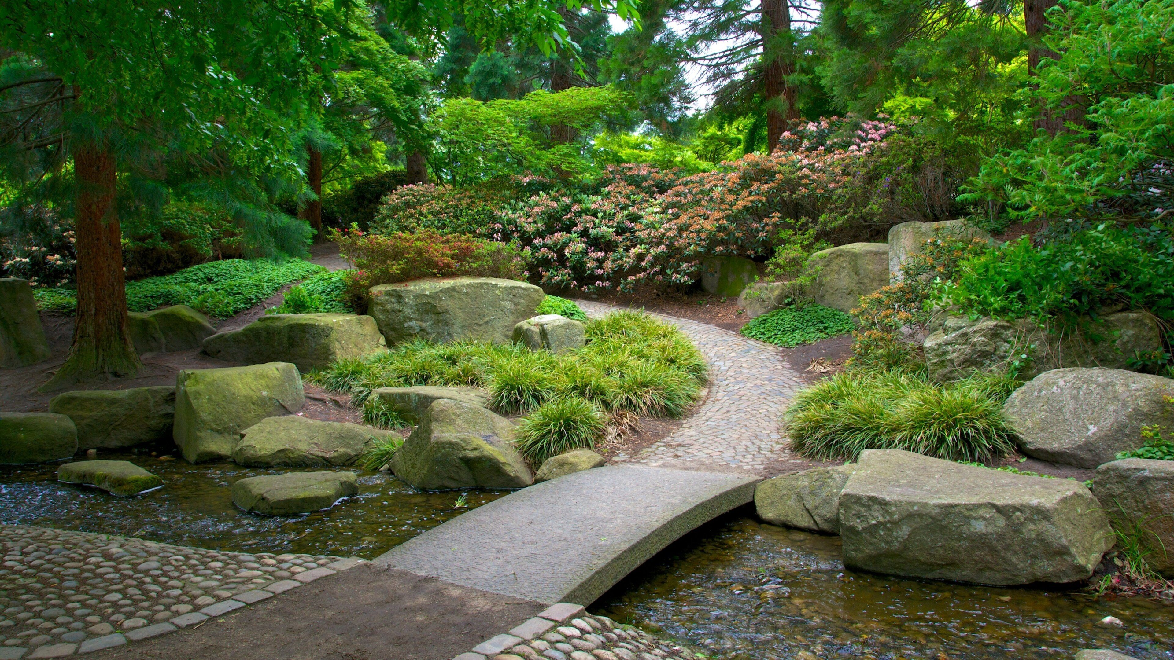 Japanischer Garten mit einem Park und Fluss oder Bach
