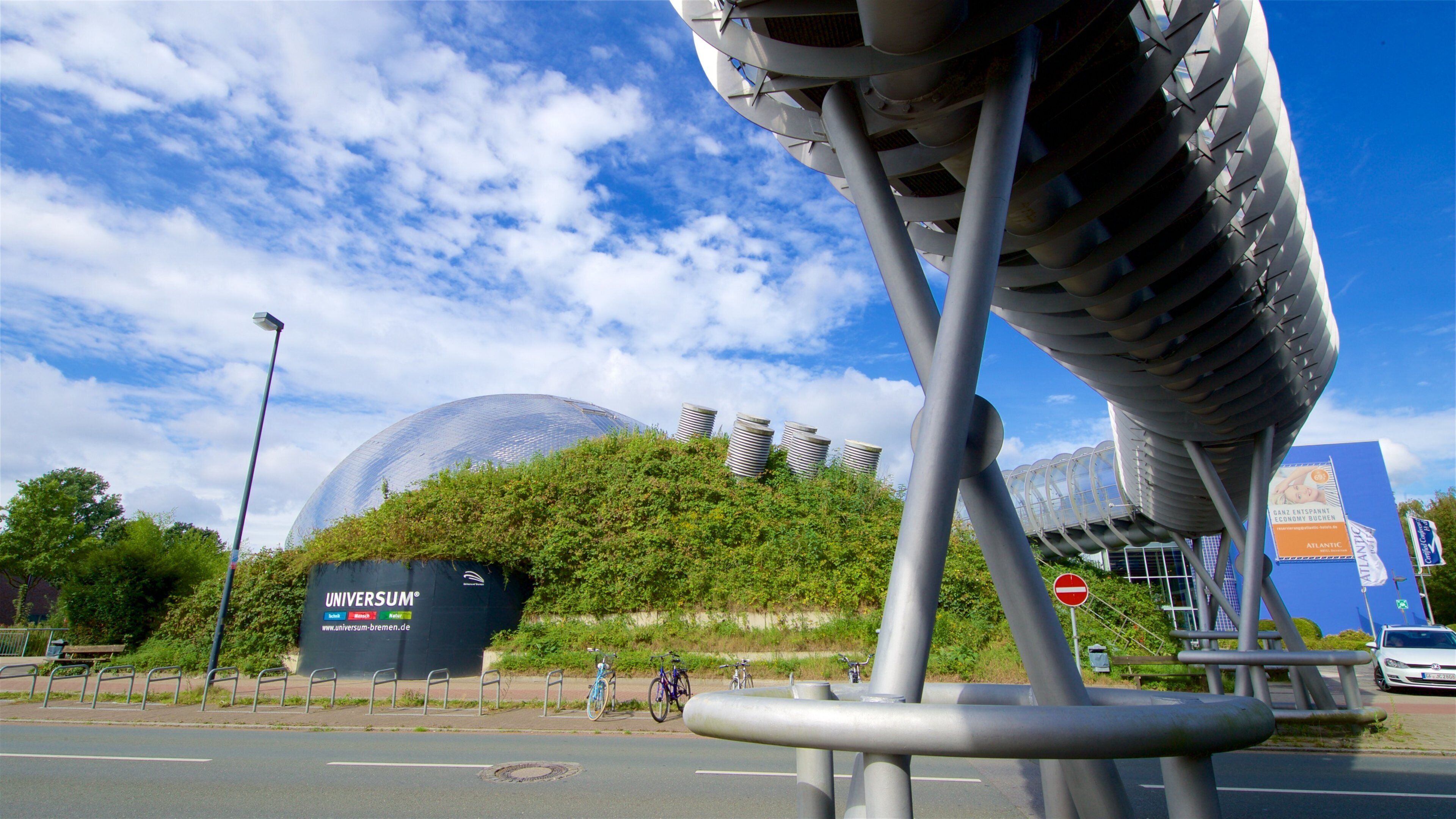 Centro de Ciencias Universum ofreciendo un puente