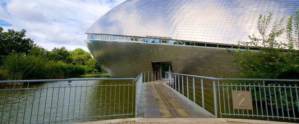 Universum Science Center showing modern architecture and a lake or waterhole
