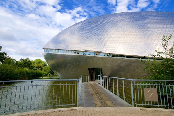 Universum Bremen welches beinhaltet moderne Architektur und See oder Wasserstelle