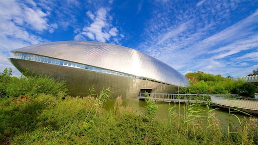 Bremen ofreciendo un estanque y arquitectura moderna