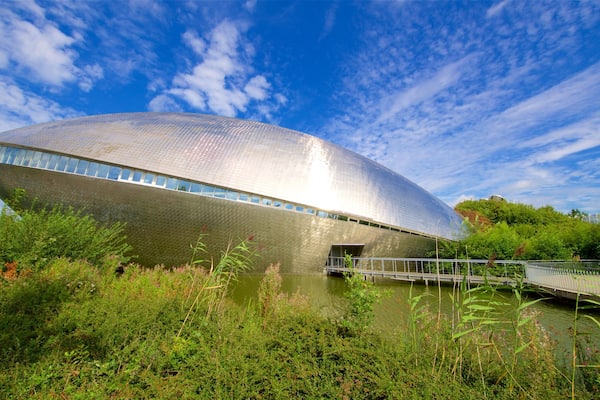 Bremen mit einem moderne Architektur und Teich