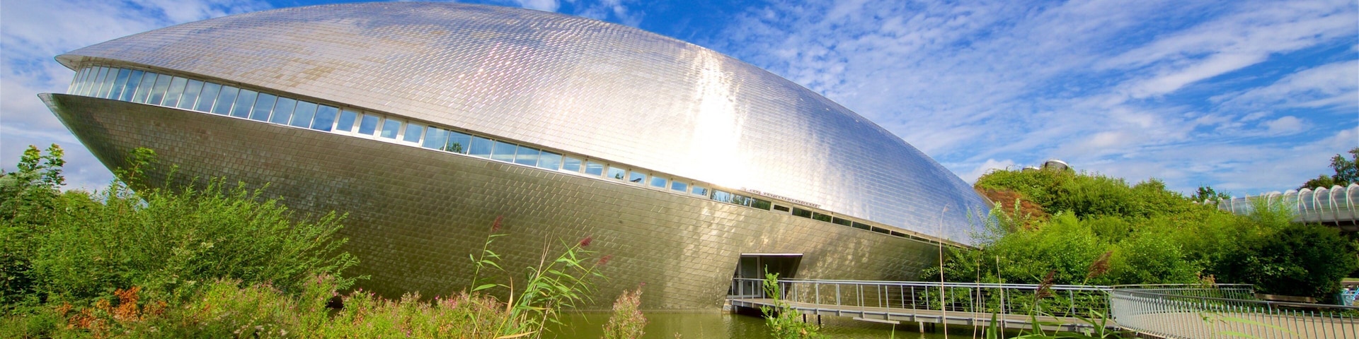 Bremen showing modern architecture and a pond