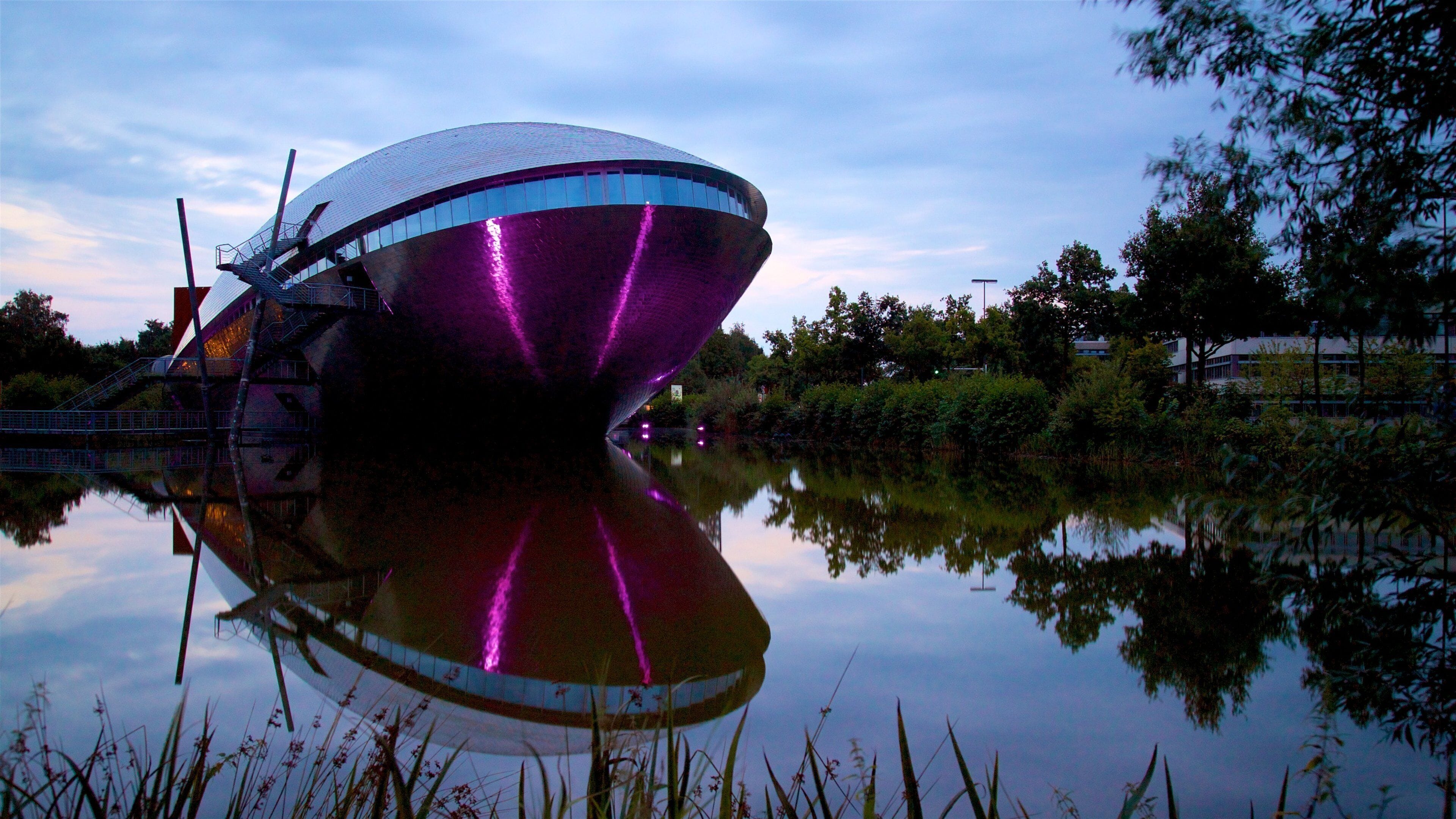 Universum Bremen mit einem moderne Architektur und See oder Wasserstelle