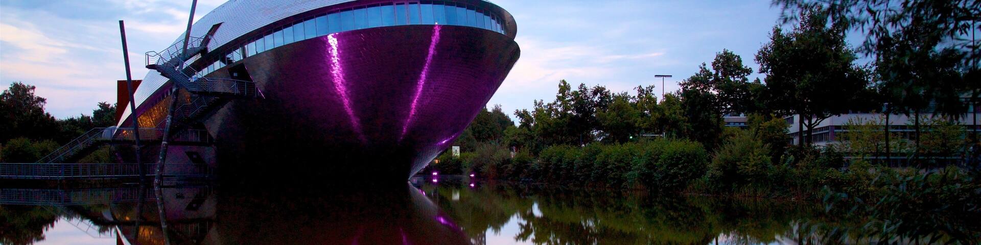 Universum Bremen mit einem moderne Architektur und See oder Wasserstelle