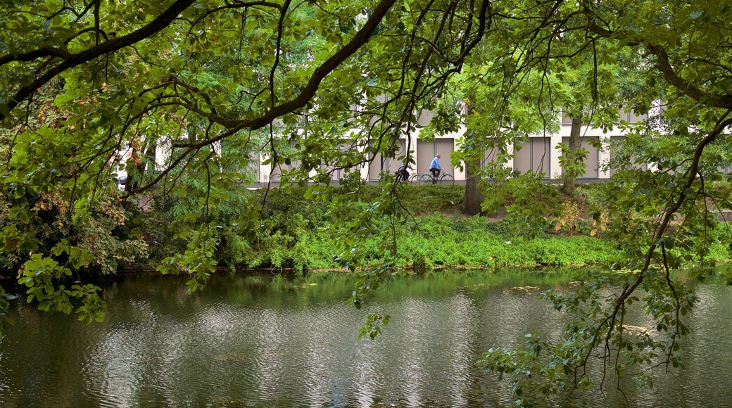 Am Wall som omfatter cykling og en park såvel som en mand