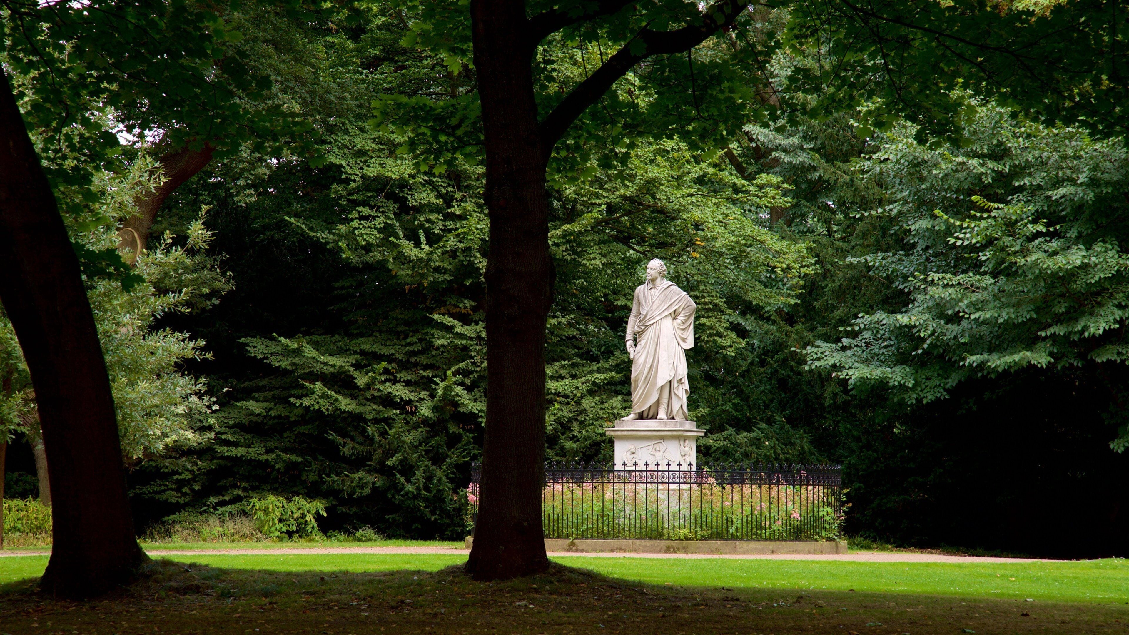 Am Wall inclusief een park en een standbeeld of beeldhouwwerk