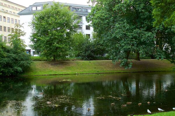 Am Wall das einen See oder Wasserstelle