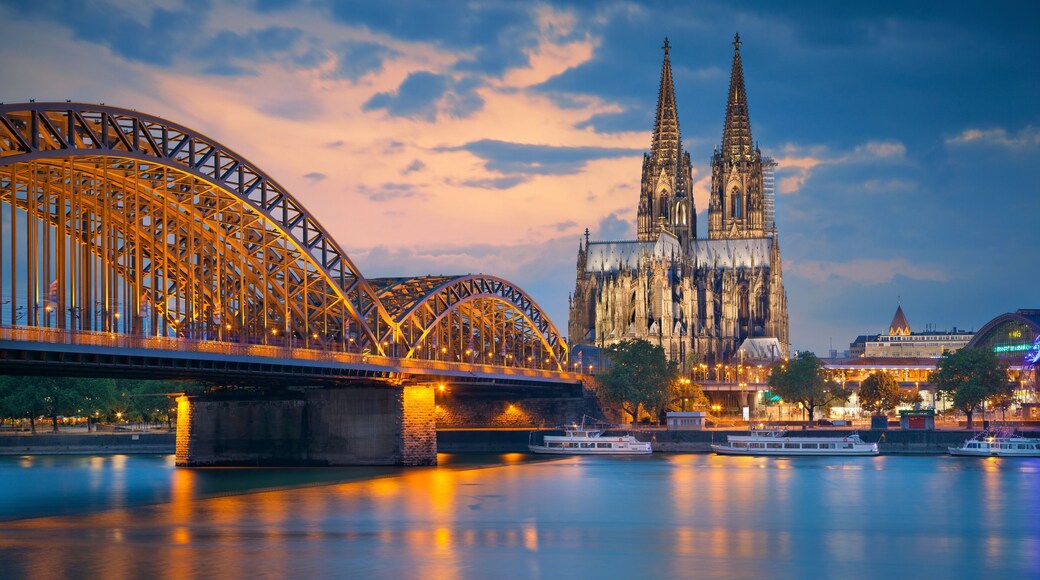 Een brug, een kathedraal en boten op een rivier.