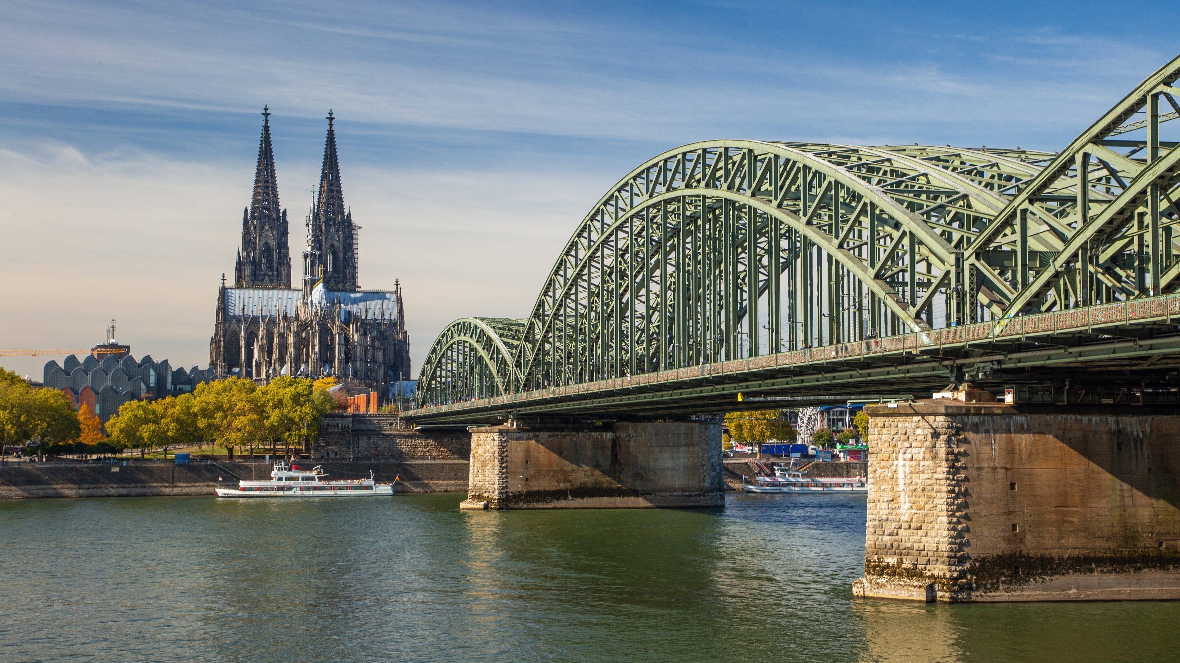 Un puente sobre un río, con una catedral histórica al fondo.