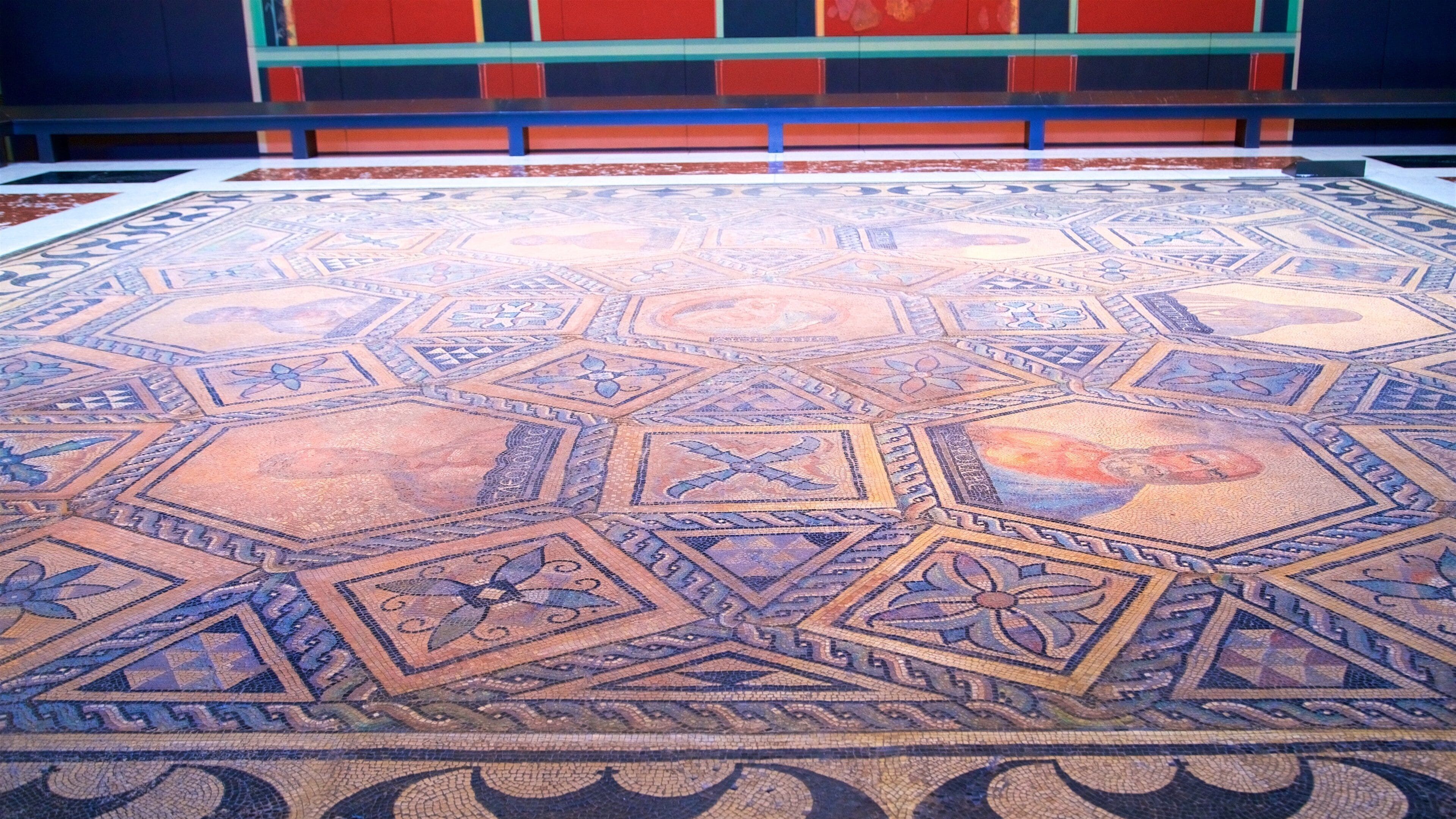 Un detallado suelo de mosaico con patrones geométricos y motivos florales.