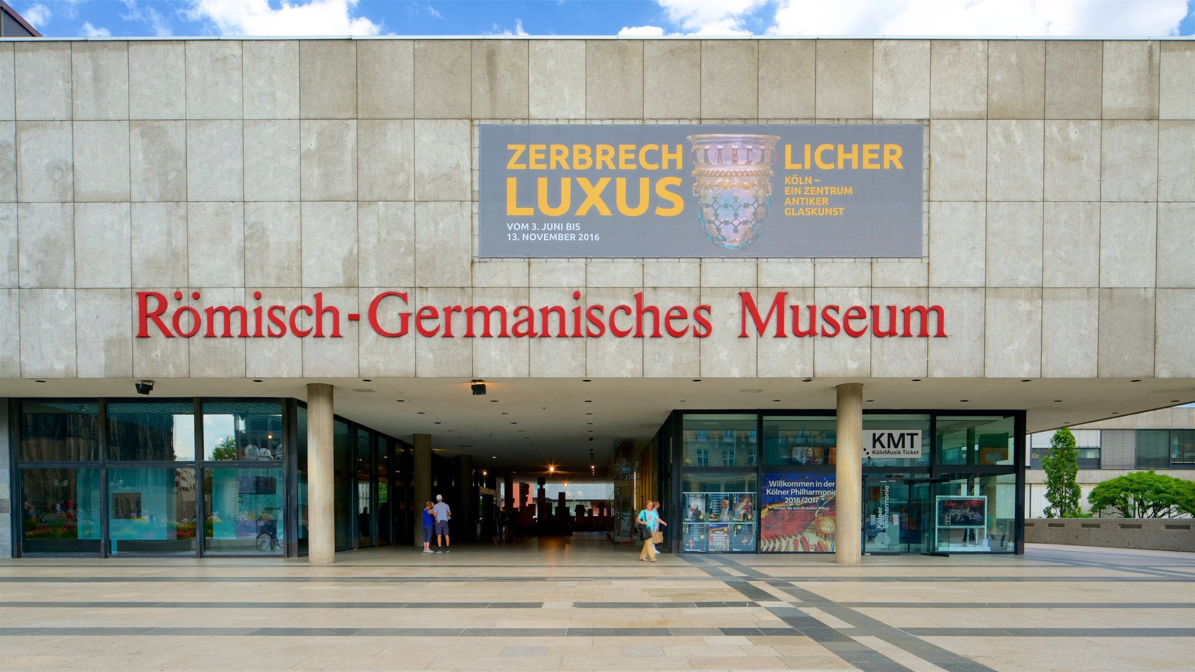The entrance to the Römisch-Germanisches Museum with a sign for ZerbrechLuxus.