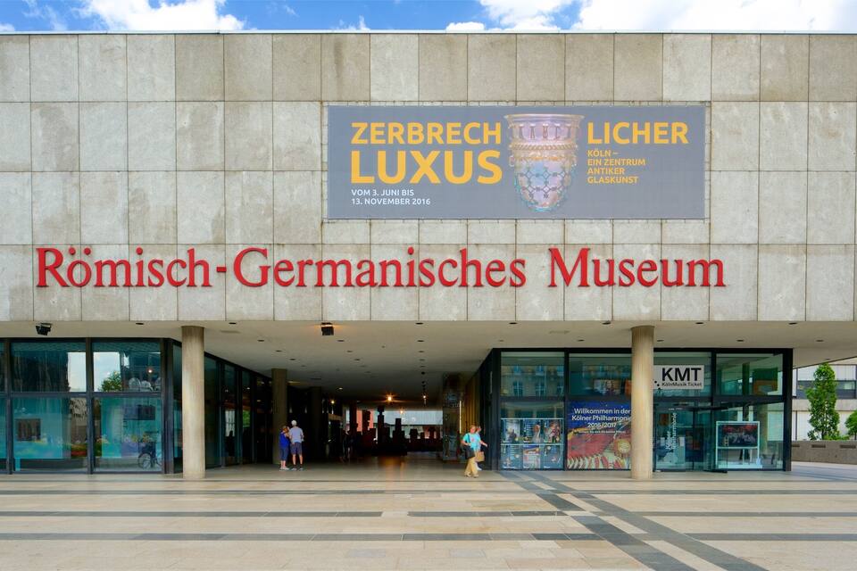 The entrance to the Römisch-Germanisches Museum with a sign for ZerbrechLuxus.
