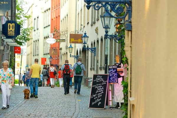 Marché Alter Markt mettant en vedette ville, scÚnes de rue et signalisation