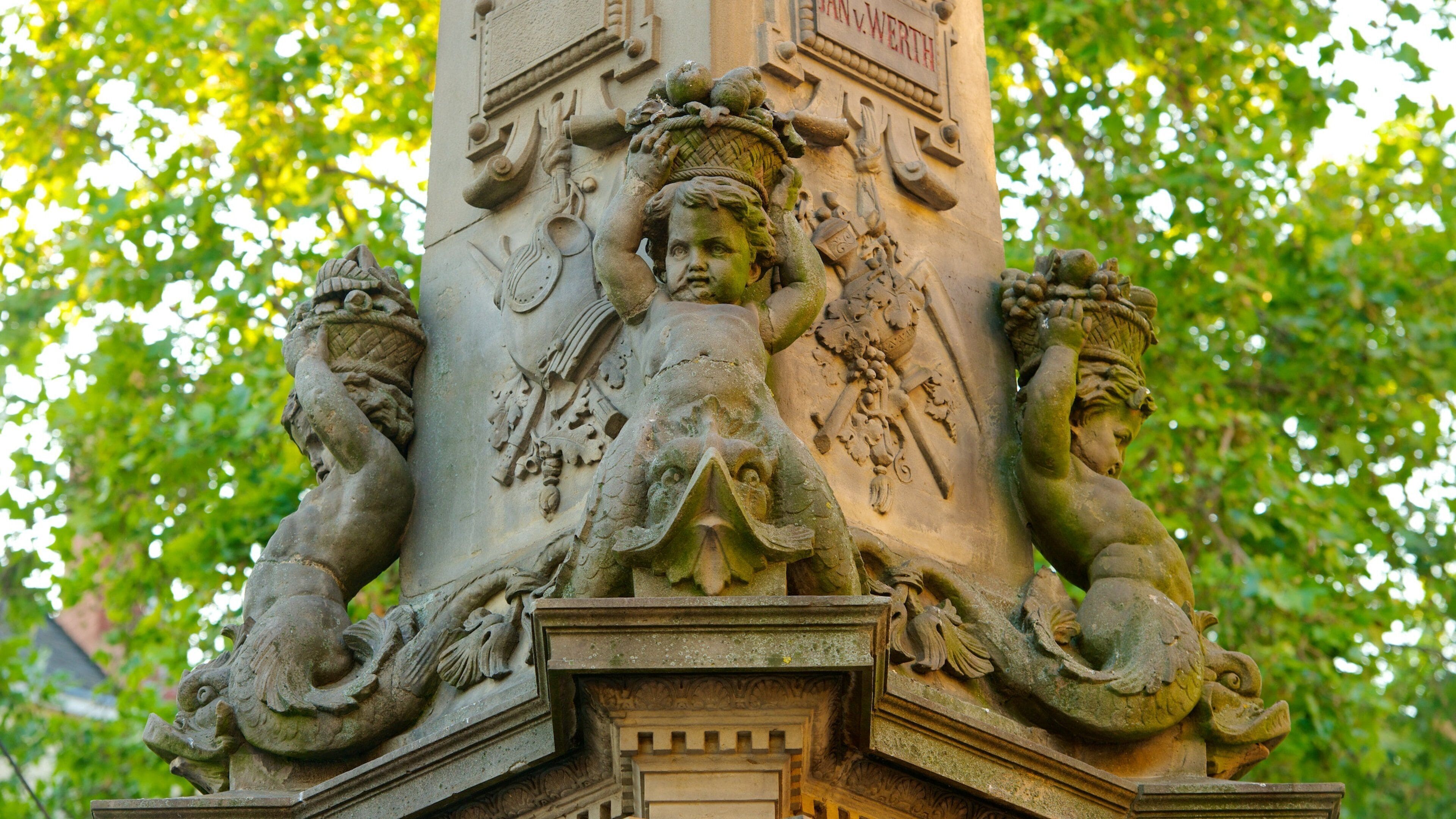 Alter Markt som inkluderer statue eller skulptur og monument