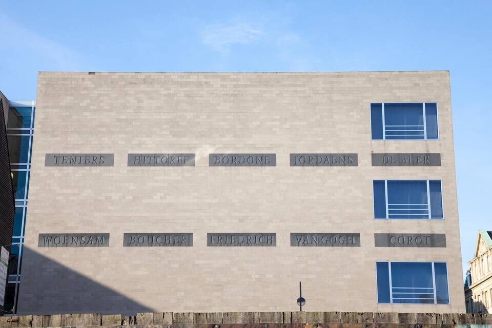 A building facade with names of various hotels and brands such as Teniers, Hittorf, Bordone, Jordans, De Beer, Woensam, Bouc'hier, Friedrich, Vangogh, and Corot.