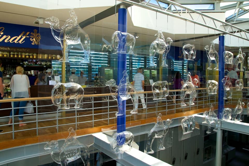 Une exposition de sculptures en verre dans un centre commercial.