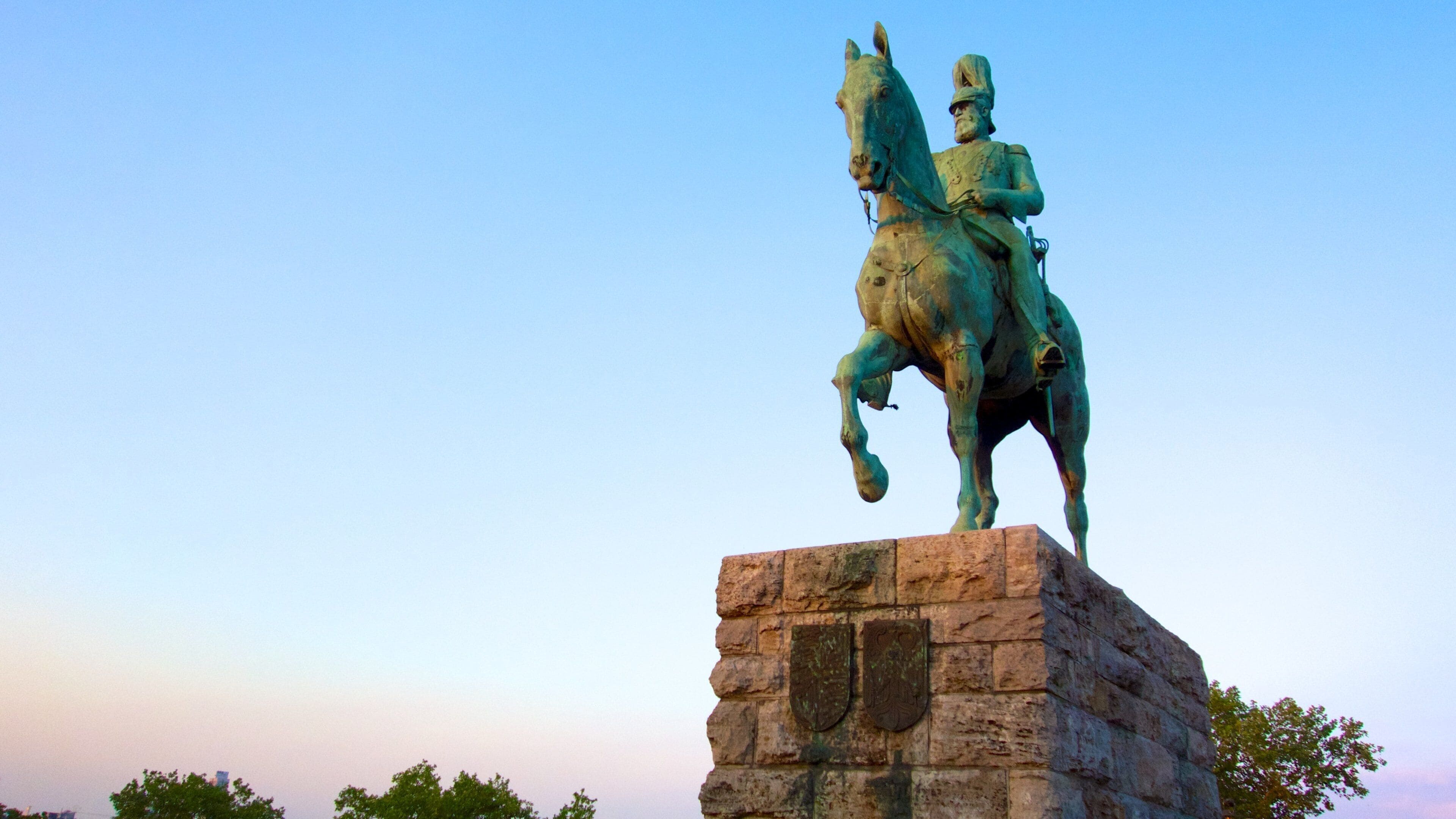Puente de Hohenzollern que incluye un monumento y una estatua o escultura