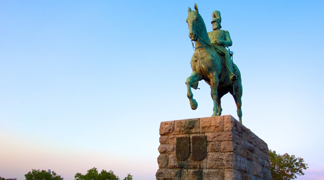 Puente de Hohenzollern que incluye un monumento y una estatua o escultura