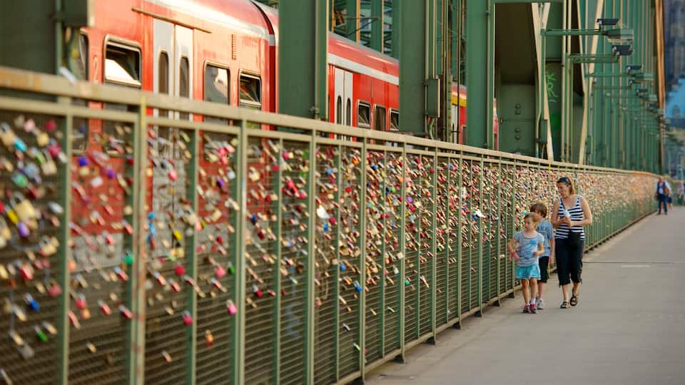Altstadt-Sued featuring street scenes and a bridge as well as a family