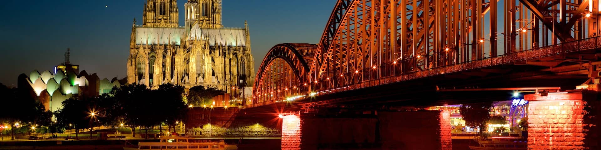 Hohenzollern-bron presenterar en å eller flod, en bro och en kyrka eller katedral