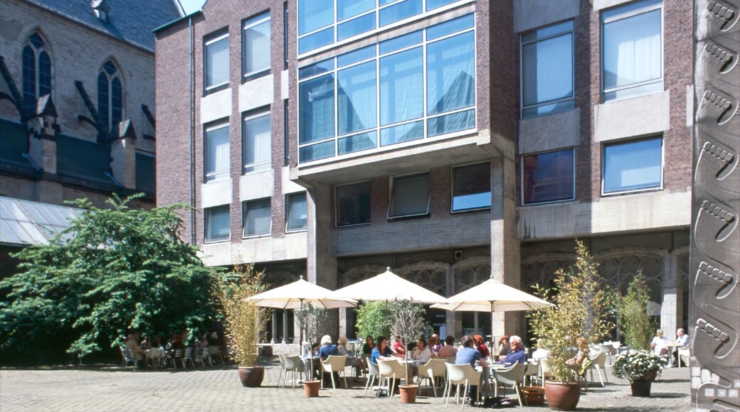 Kunstindustrimuseet fasiliteter samt kaféstil og gatescener i tillegg til en stor gruppe med mennesker