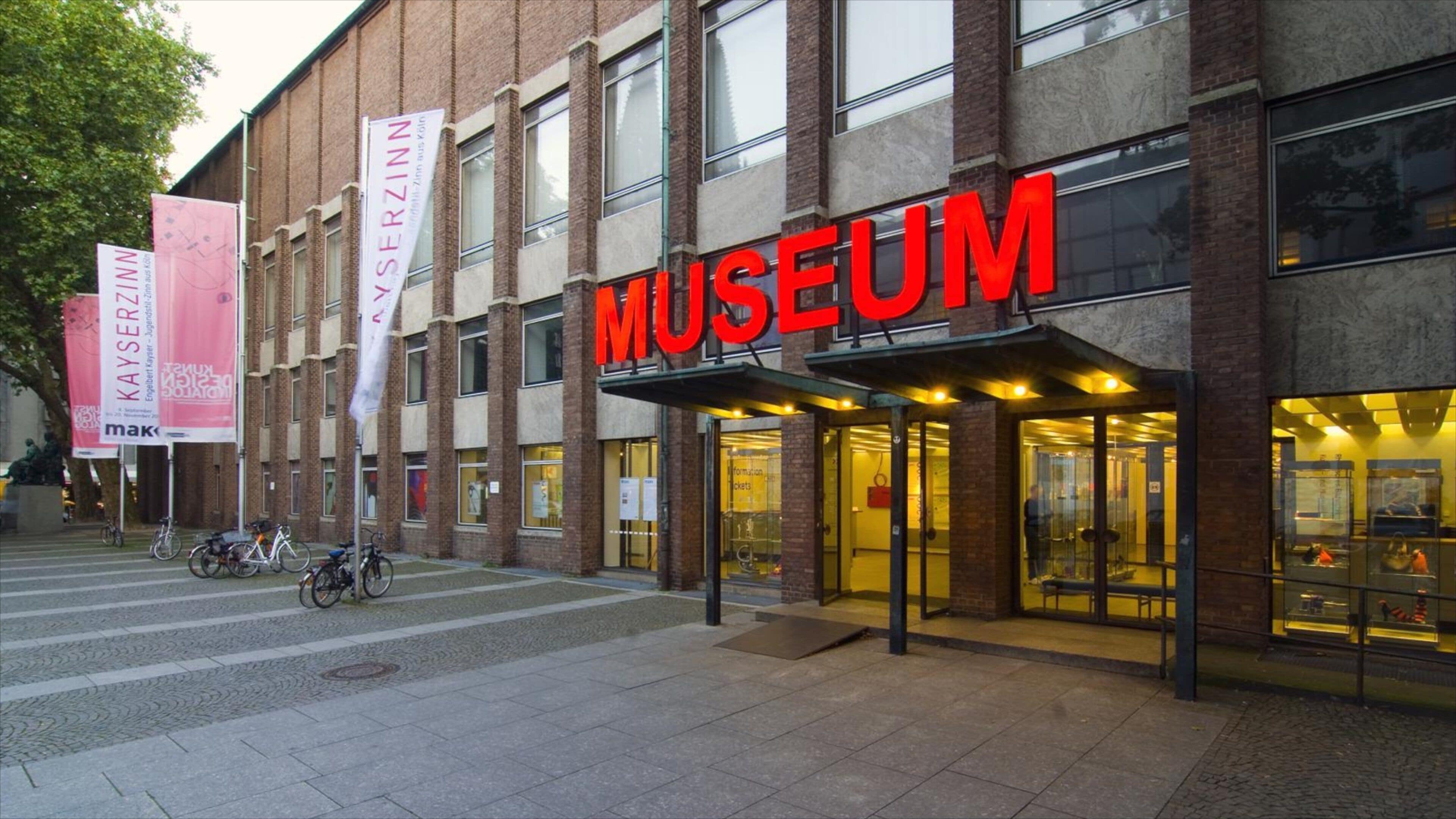 Museum für Angewandte Kunst som inkluderar gatuliv och skyltar