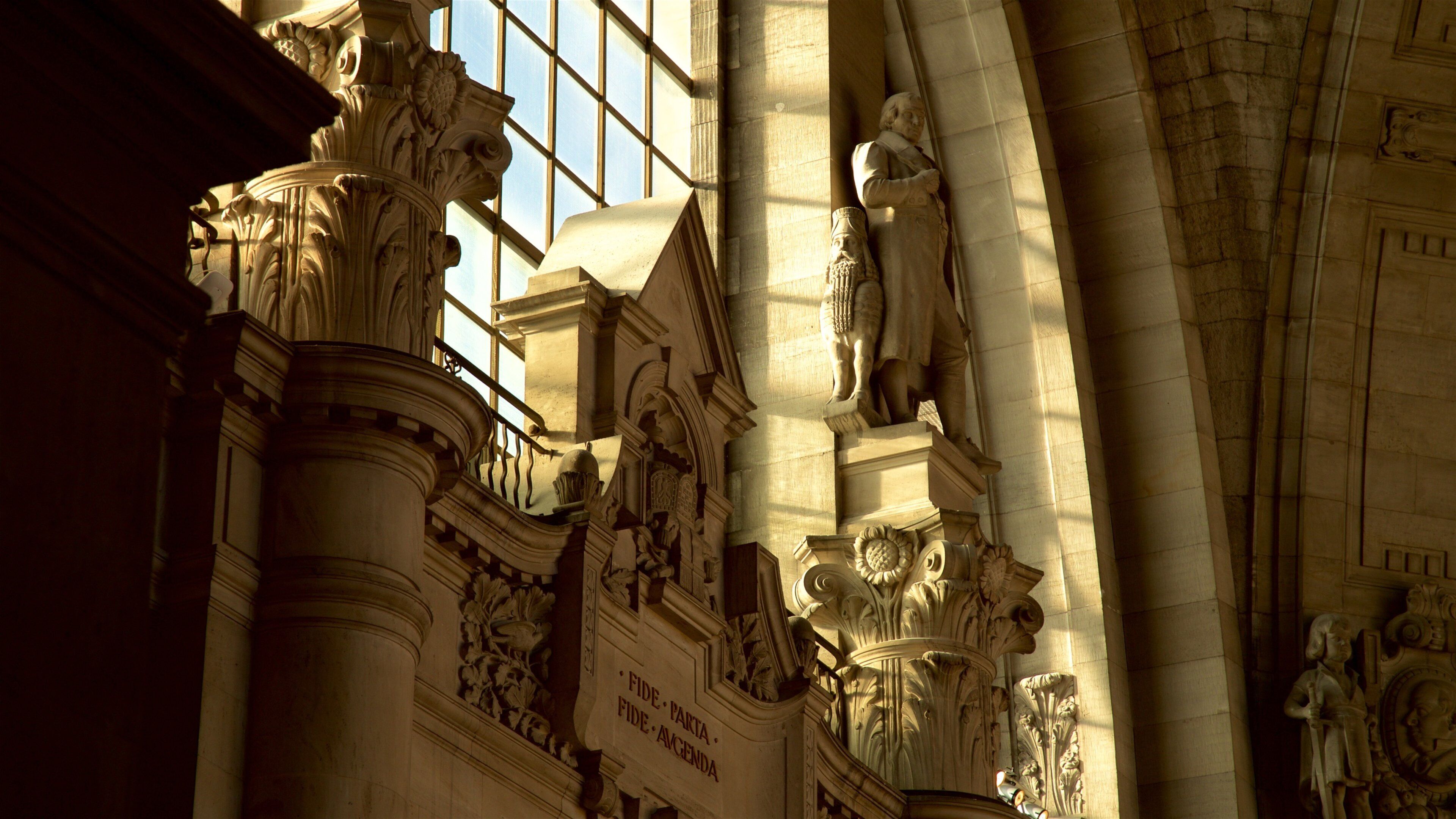 Nuevo Ayuntamiento que incluye vistas interiores y elementos del patrimonio