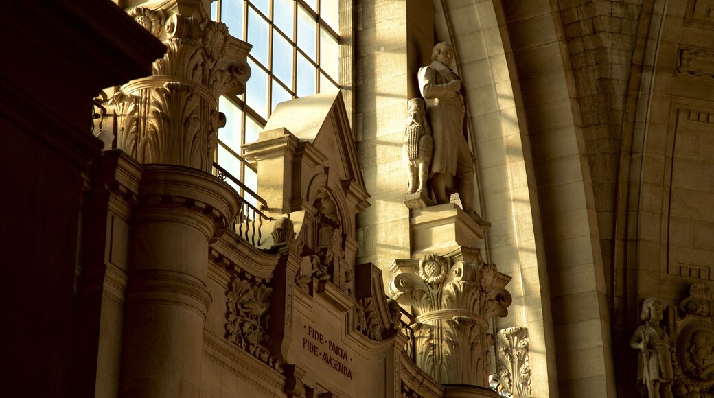 Nuevo Ayuntamiento que incluye vistas interiores y elementos del patrimonio