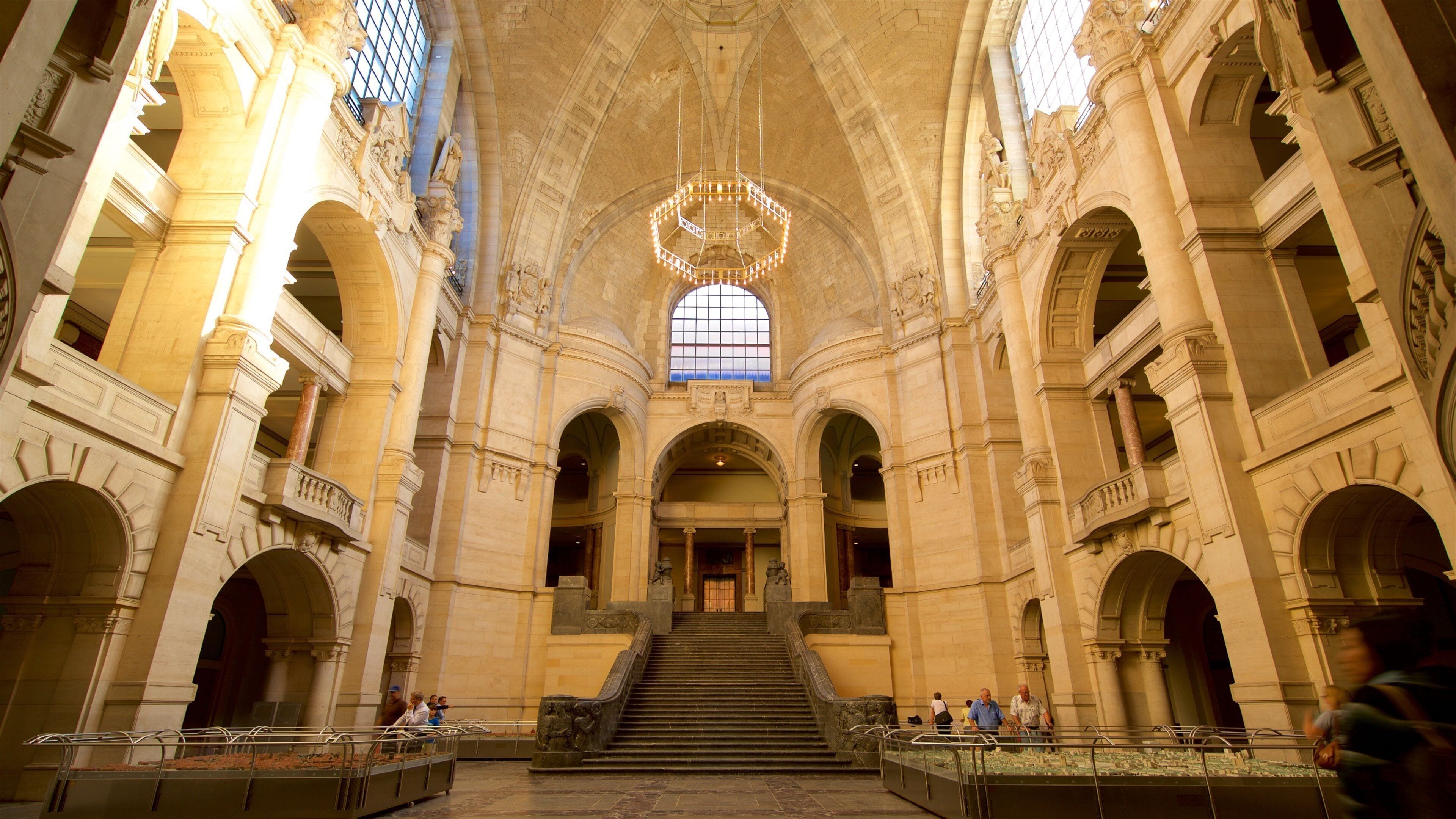 Nuevo Ayuntamiento que incluye elementos del patrimonio y vistas interiores