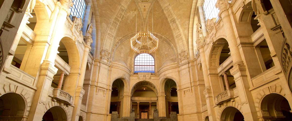 Nouvel HÎtel de ville montrant vues intérieures et patrimoine historique