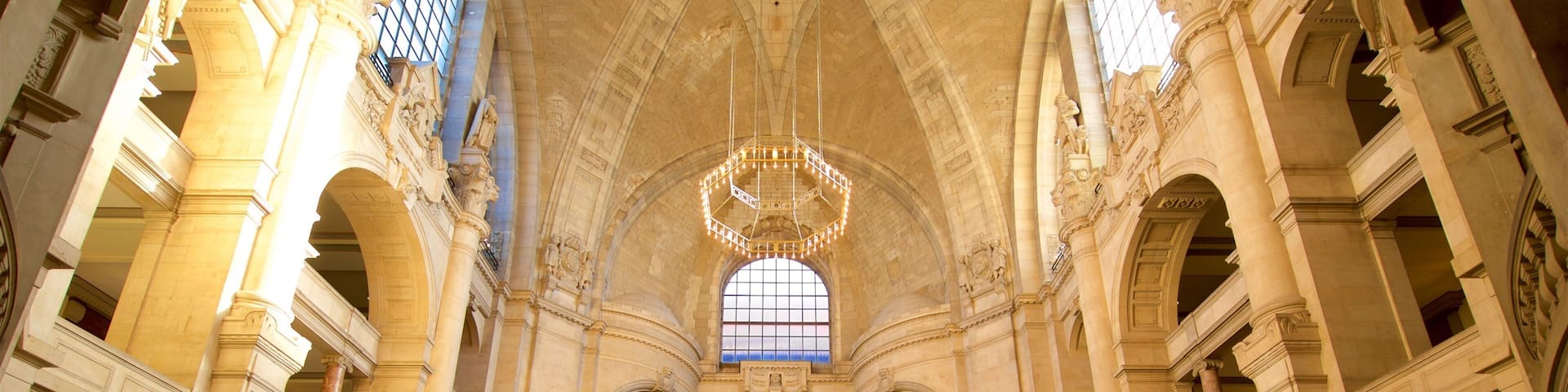 Neues Rathaus welches beinhaltet Geschichtliches und Innenansichten