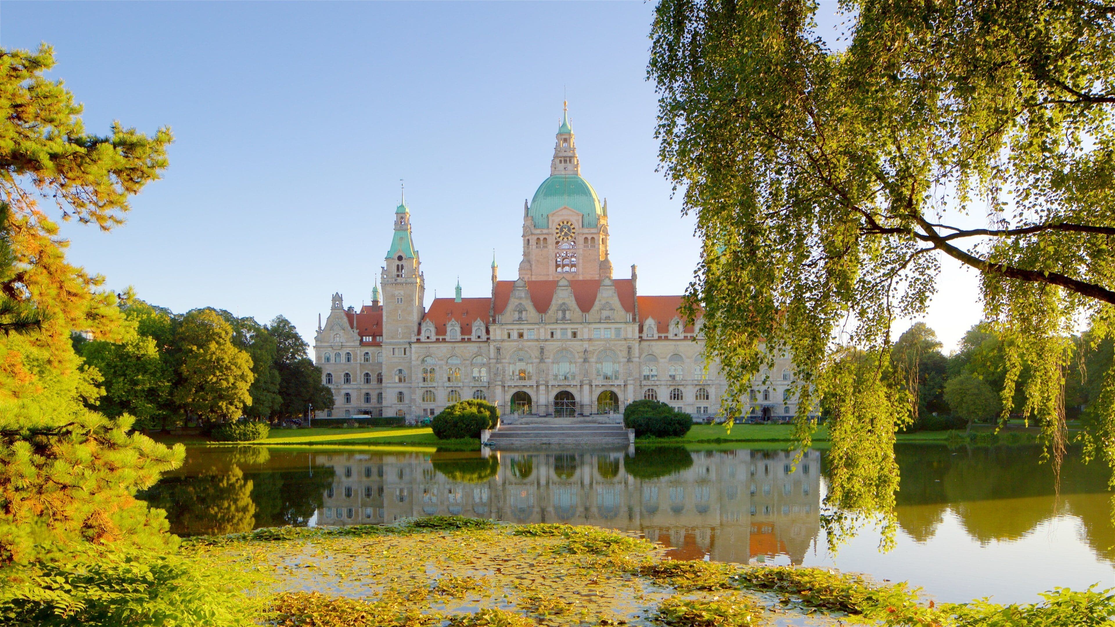 Nouvel Hôtel de ville qui includes lac ou étang et patrimoine architectural