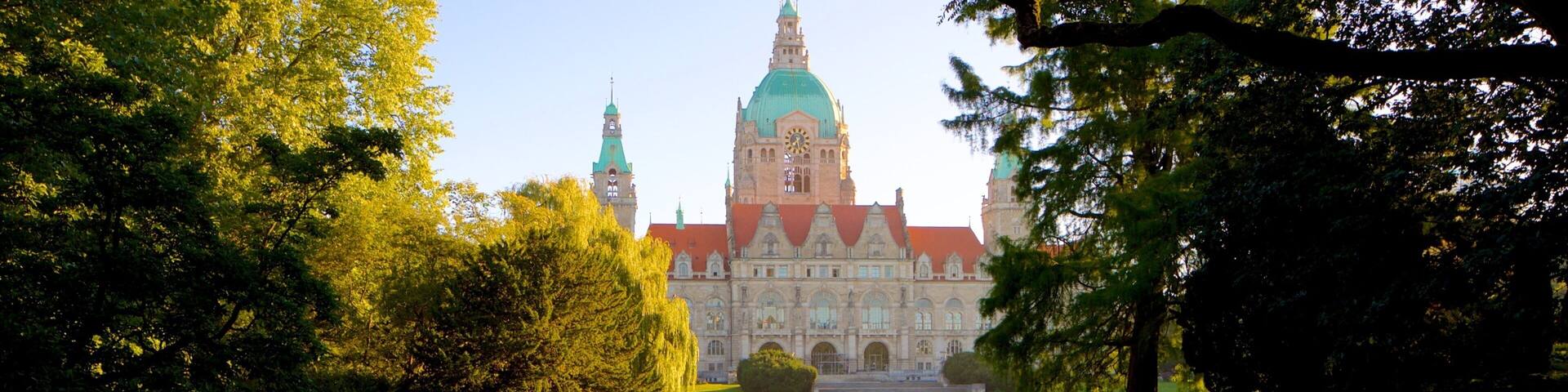 Neues Rathaus mit einem historische Architektur und See oder Wasserstelle