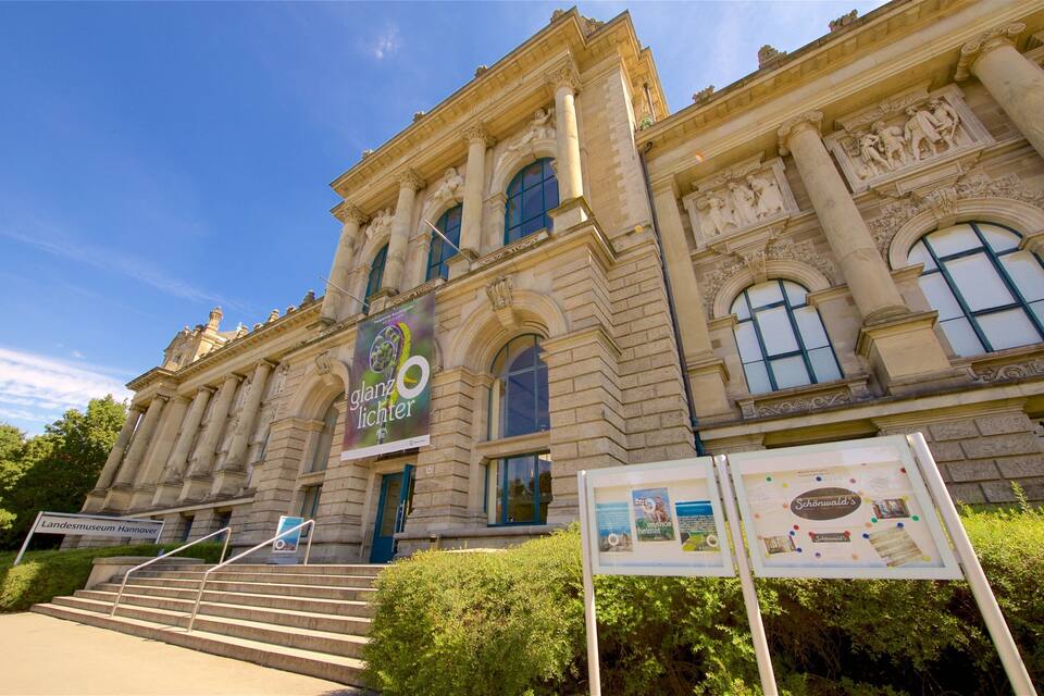 Ein historisches Gebäude mit klassischer Architektur, darunter Säulen und aufwendige Skulpturen.