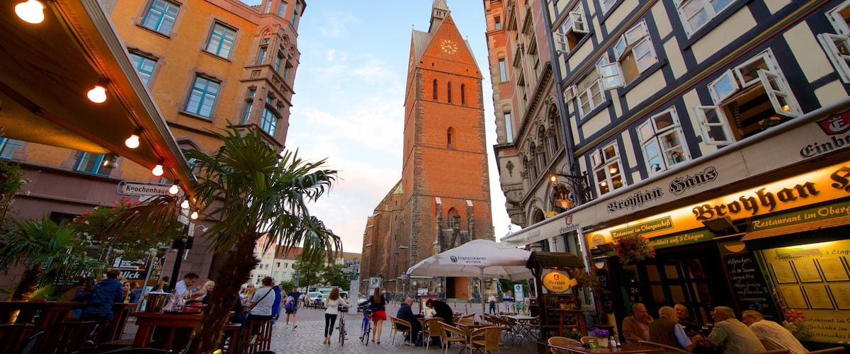 Marktkirche joka esittää syöminen ulkona ja perintökohteet sekä pieni ryhmä ihmisiä