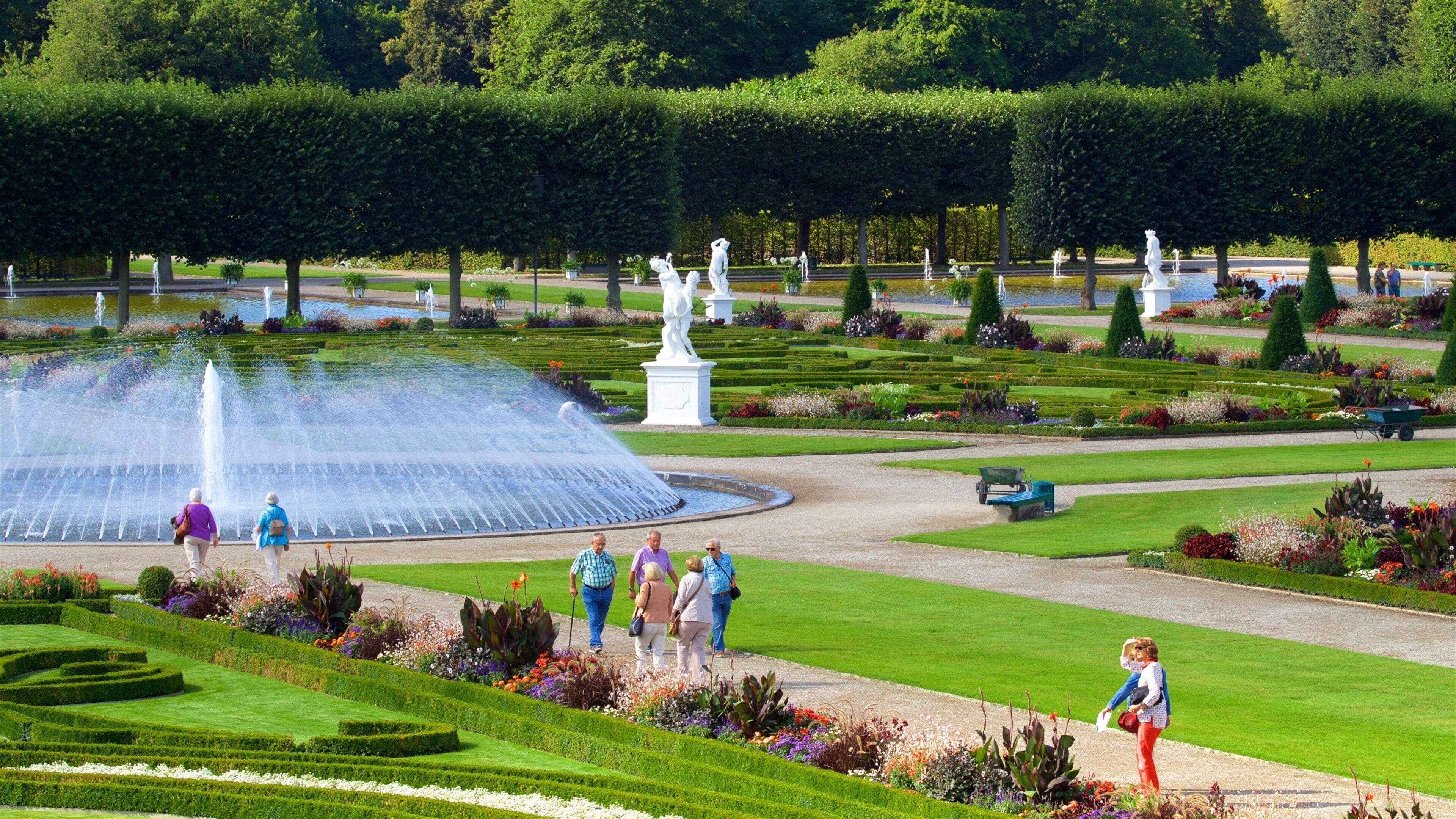 Great Garden which includes a fountain and a park as well as a small group of people