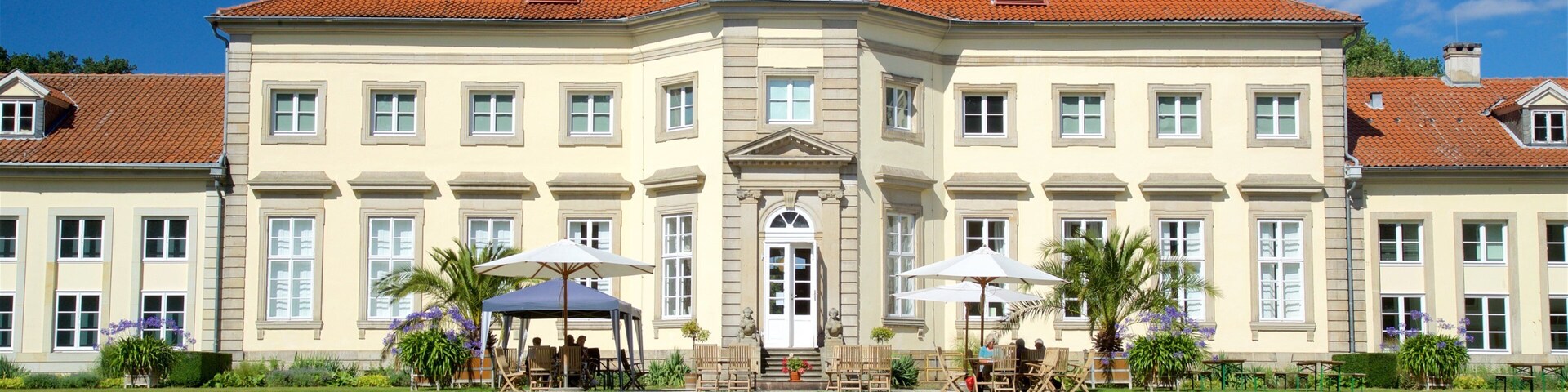 Georgengarten caracterizando um jardim e elementos de patrimônio