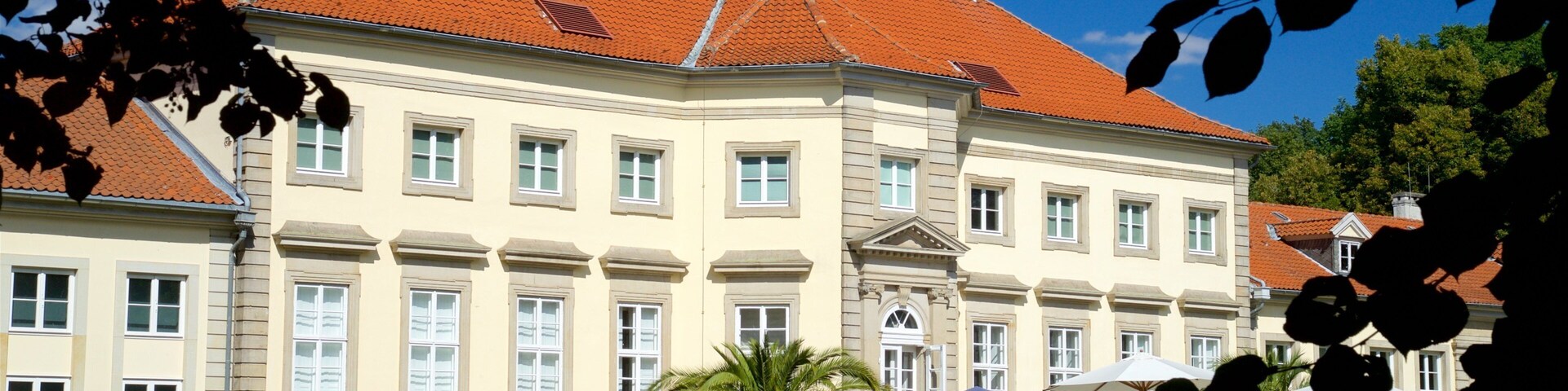 Georgengarten caracterizando um jardim e elementos de patrimônio